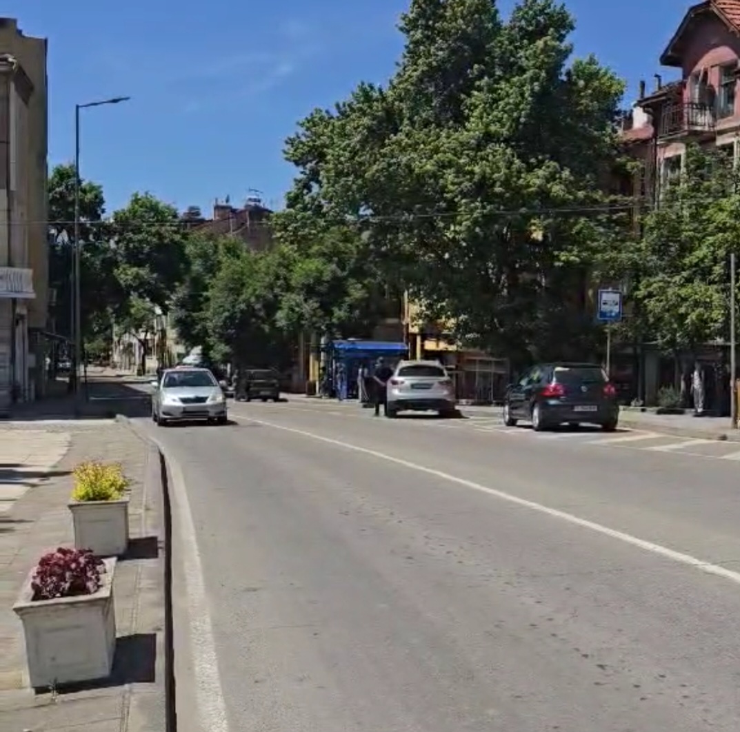 В Благоевград коли не спряха при сирената на 2 юни, законът го изисква! В Благоевград коли не спряха при сирената на 2 юни, законът го изисква!