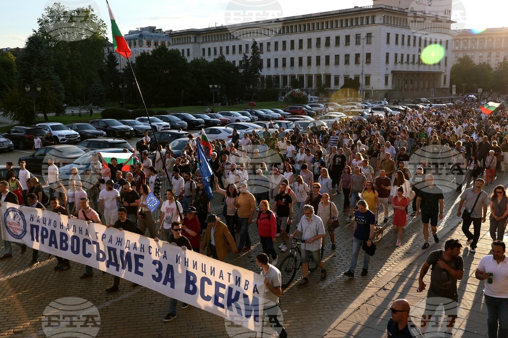 Политици, общественици и граждани протестират под надслов  Завинаги в Европа! Вън Пеевски от властта