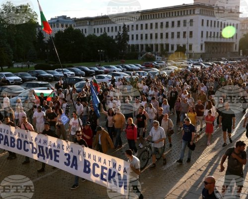 Политици, общественици и граждани протестират под надслов  Завинаги в Европа! Вън Пеевски от властта