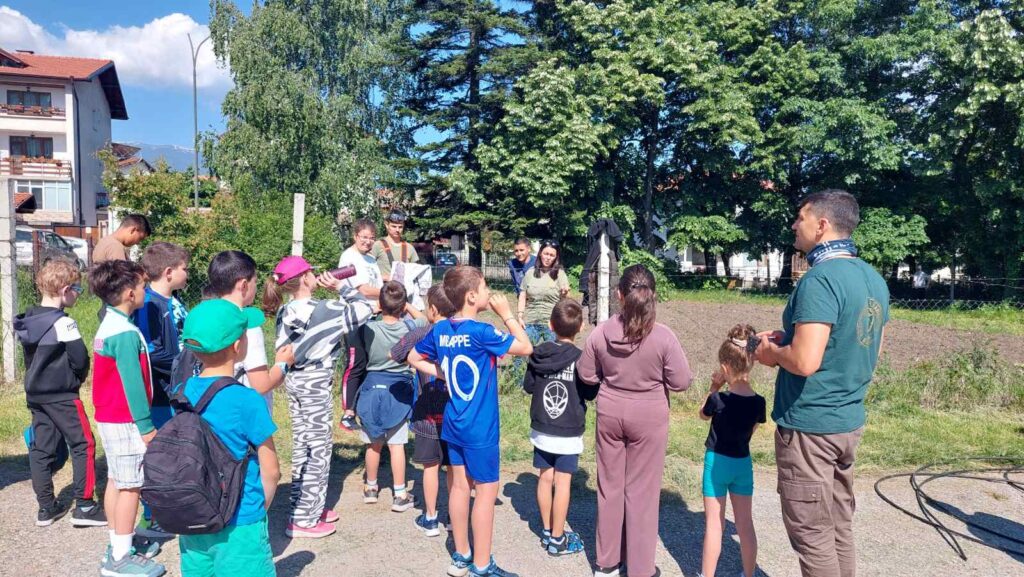 Деца от Банско се учат да обичат природата в летен лагер Деца от Банско се учат да обичат природата в летен лагер