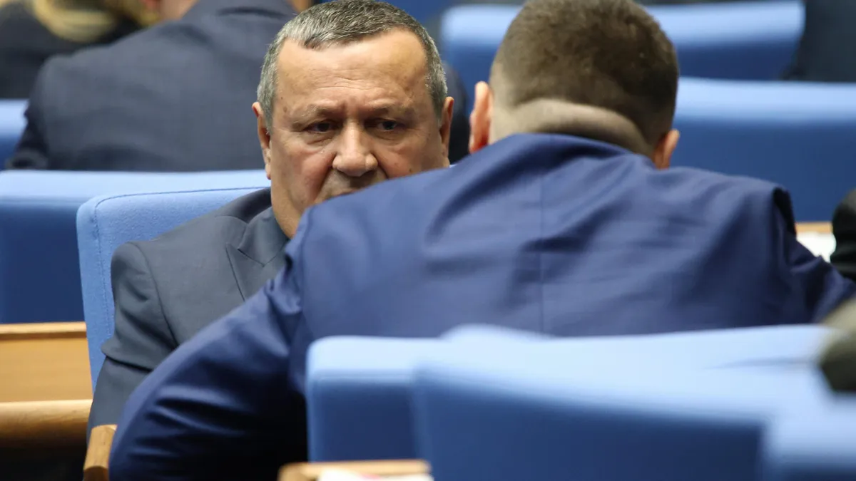 Председателите на комисии от ДПС-ДПС напускат, партията на Доган обмисля дали да подкрепи вот на недоверие на ПП-ДБ Председателите на комисии от ДПС-ДПС напускат, партията на Доган обмисля дали да подкрепи вот на недоверие на ПП-ДБ
