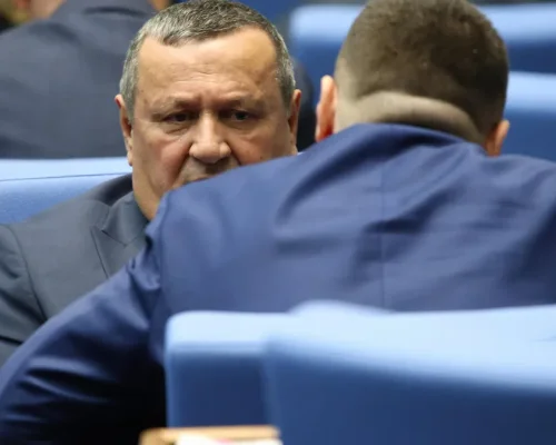 Председателите на комисии от ДПС-ДПС напускат, партията на Доган обмисля дали да подкрепи вот на недоверие на ПП-ДБ