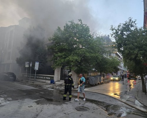 Гори Зелената къща  в центъра на Благоевград, домът на ОФК ПИРИН