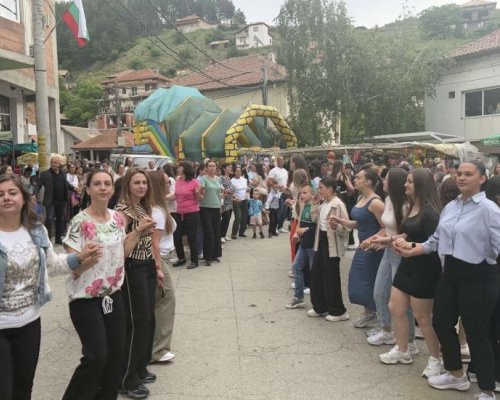 С красива празнична програма и дълги хора се отбеляза Курбан Байрам в село Долно Осеново