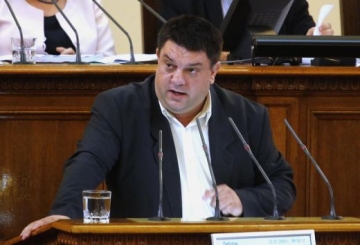 Интрига разбуни парламента: Военният министър скрил руско писмо за миговете?