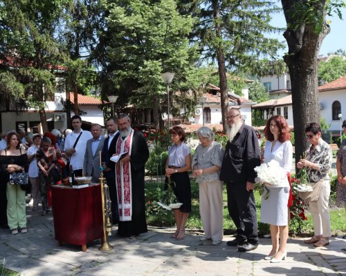 С водосвет за здраве при 33-метровия кръст над Благоевград бе отбелязан християнският празник Свети Дух