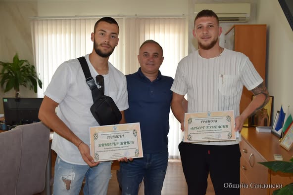 Млади момчета от Сандански намерили голяма сума пари, и я върнали Млади момчета от Сандански намерили голяма сума пари, и я върнали