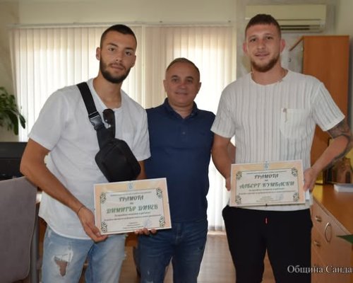 Млади момчета от Сандански намерили голяма сума пари, и я върнали