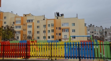 Спазено обещание: Завършена е детската площадка пред първия саниран блок  Ален мак” 36 в Благоевград