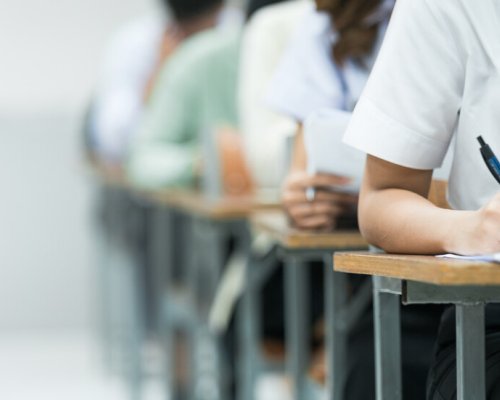 МОН представя анализ на резултатите от матурите днес