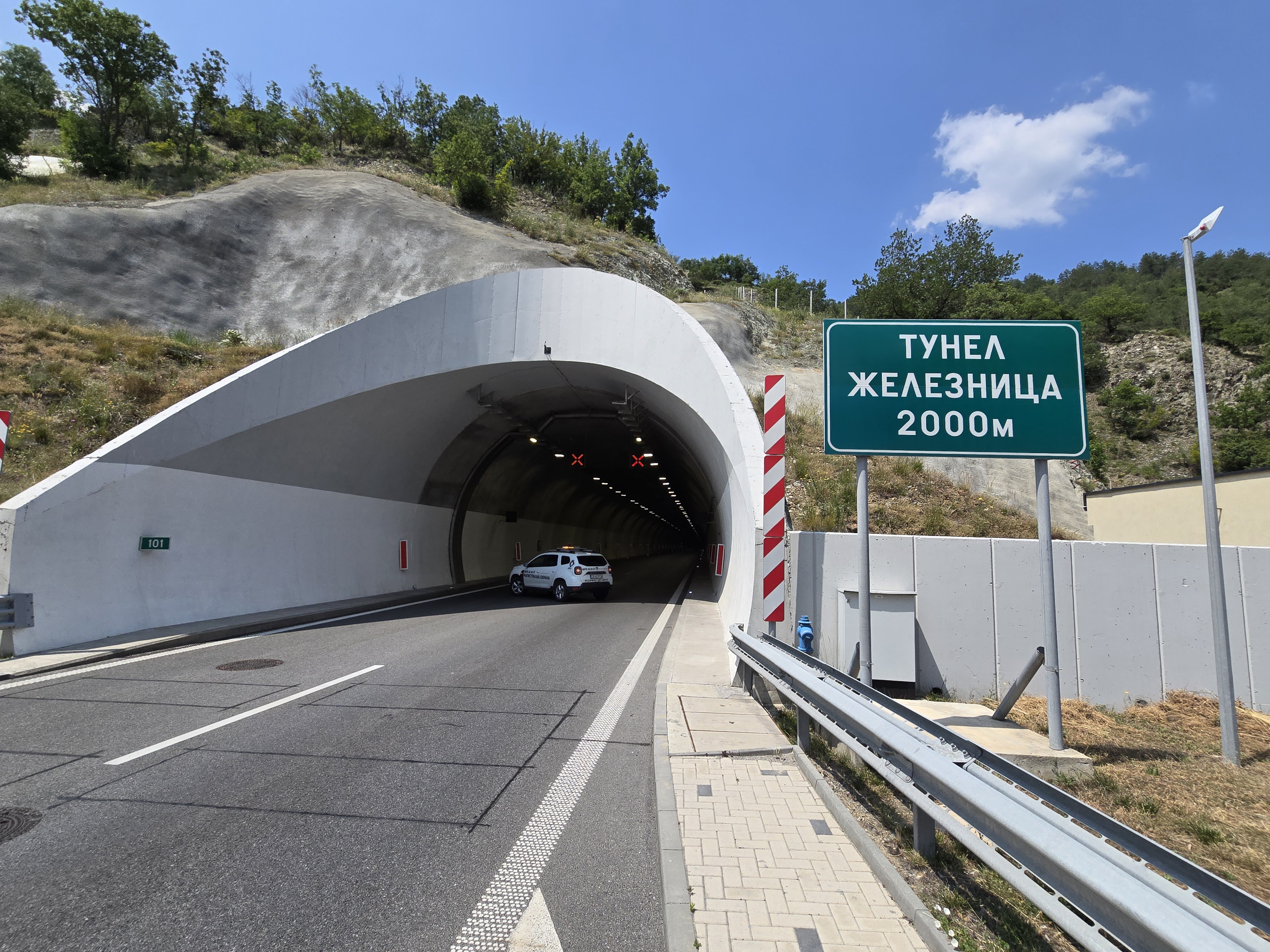 Самокатастрофирал автомобил затвори тунел Железница на АМ Струма