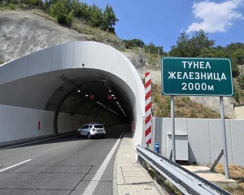 Самокатастрофирал автомобил затвори тунел Железница на АМ Струма
