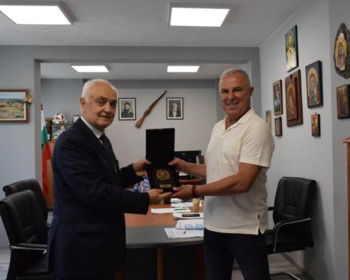 Кметът Апостолов и министър Запрянов си размениха почетни плакети