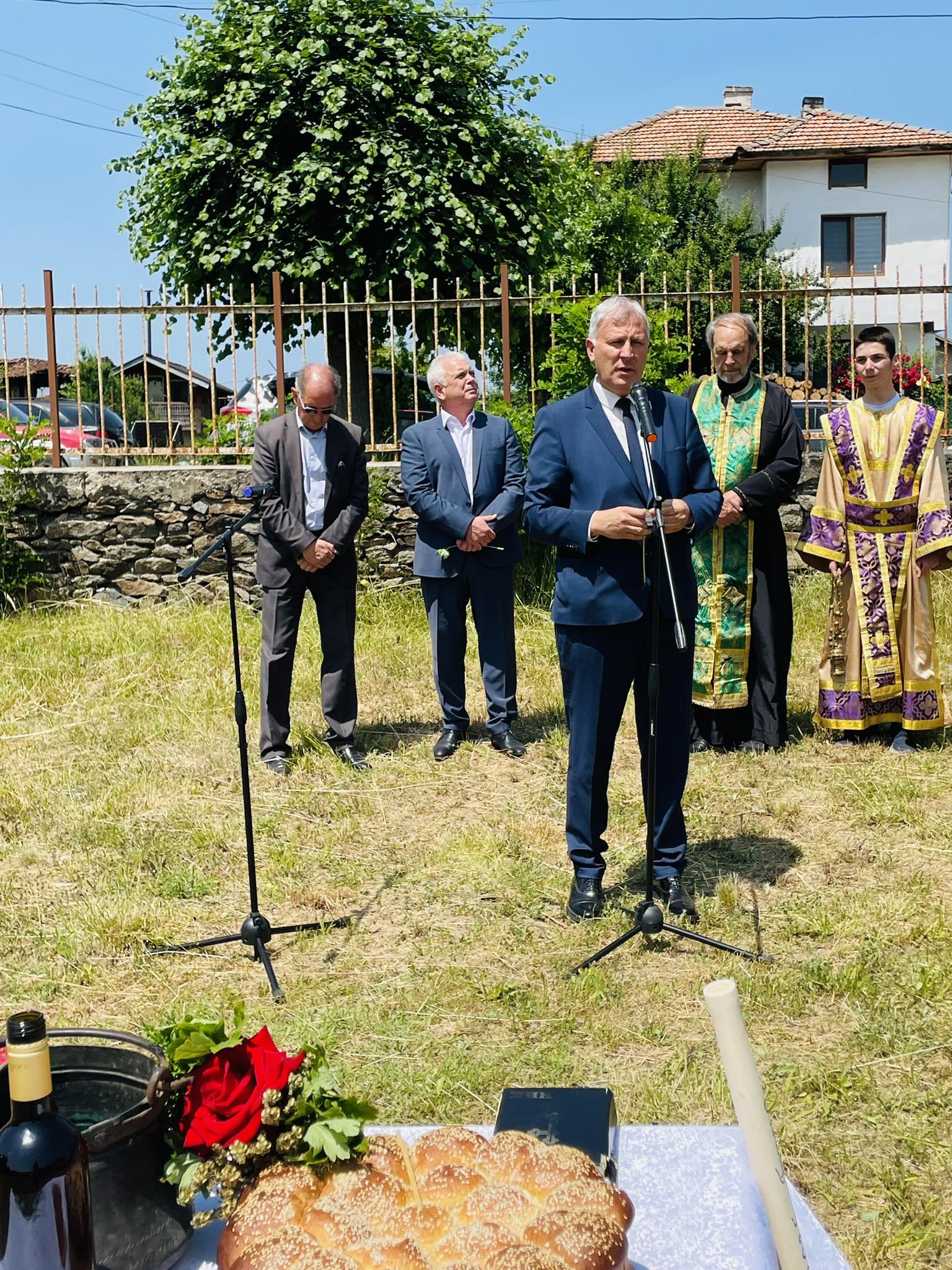 Водосвет и първа копка за дългоочаквания физкултурен салон в ОУ Св. Паисий Хилендарски, с. Баня Водосвет и първа копка за дългоочаквания физкултурен салон в ОУ Св. Паисий Хилендарски, с. Баня