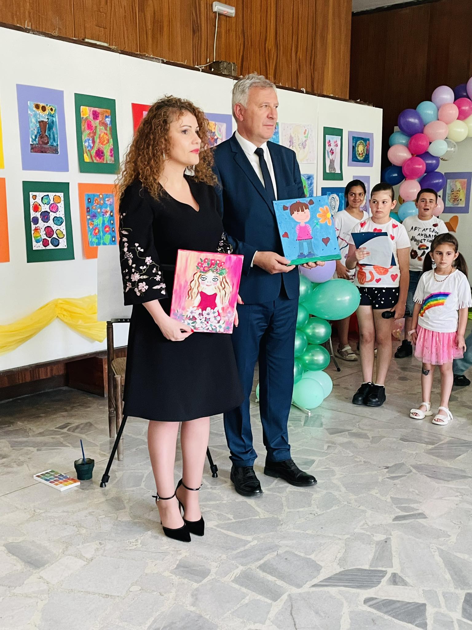 Талантите от Арт ателие Акварел откриха новата си изложба и поведоха своите гости по Пътя към доброто Талантите от Арт ателие Акварел откриха новата си изложба и поведоха своите гости по Пътя към доброто