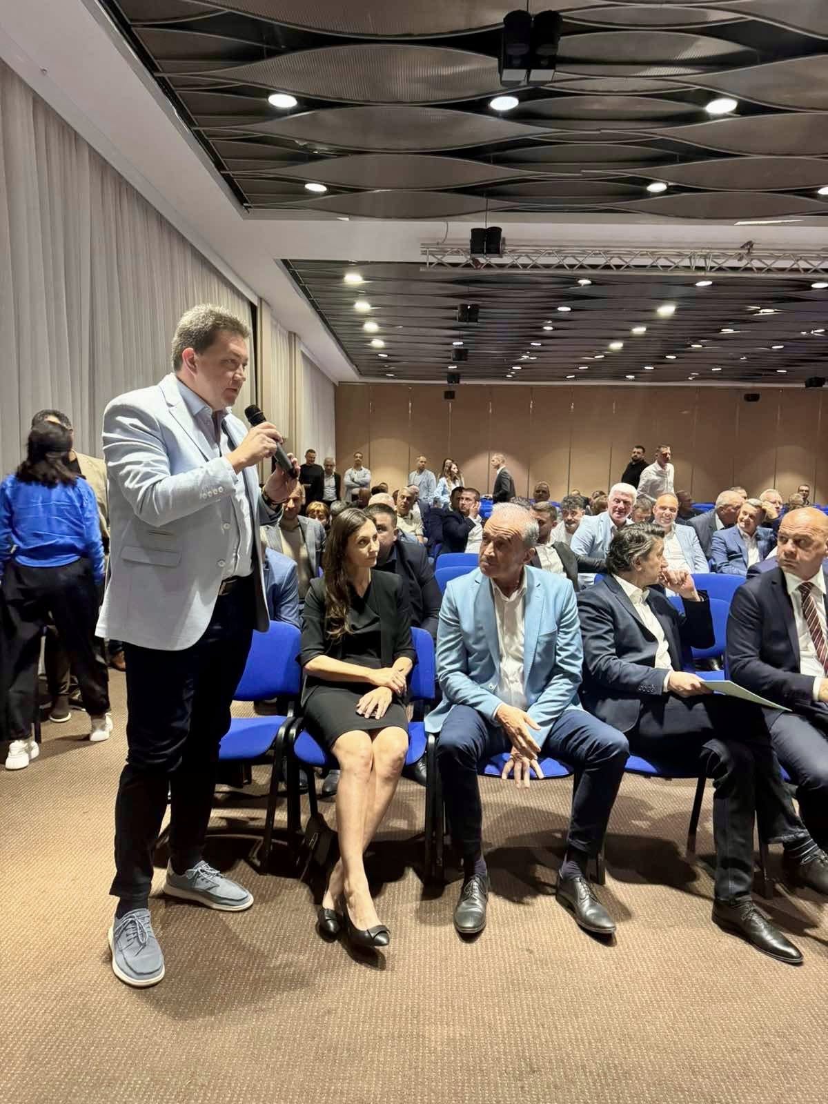 Кметът Димитър Бръчков постави пред премиера Росен Желязков въпроса с мораториума върху разпореждането от страна на общините Кметът Димитър Бръчков постави пред премиера Росен Желязков въпроса с мораториума върху разпореждането от страна на общините