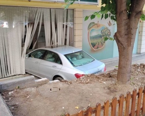 Жена се вряза с колата си в офис
