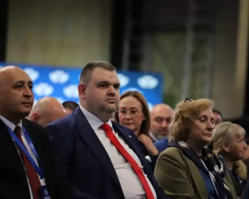 Войната в ДПС приключи!  Философа Доган загуби от Феномена Пеевски
