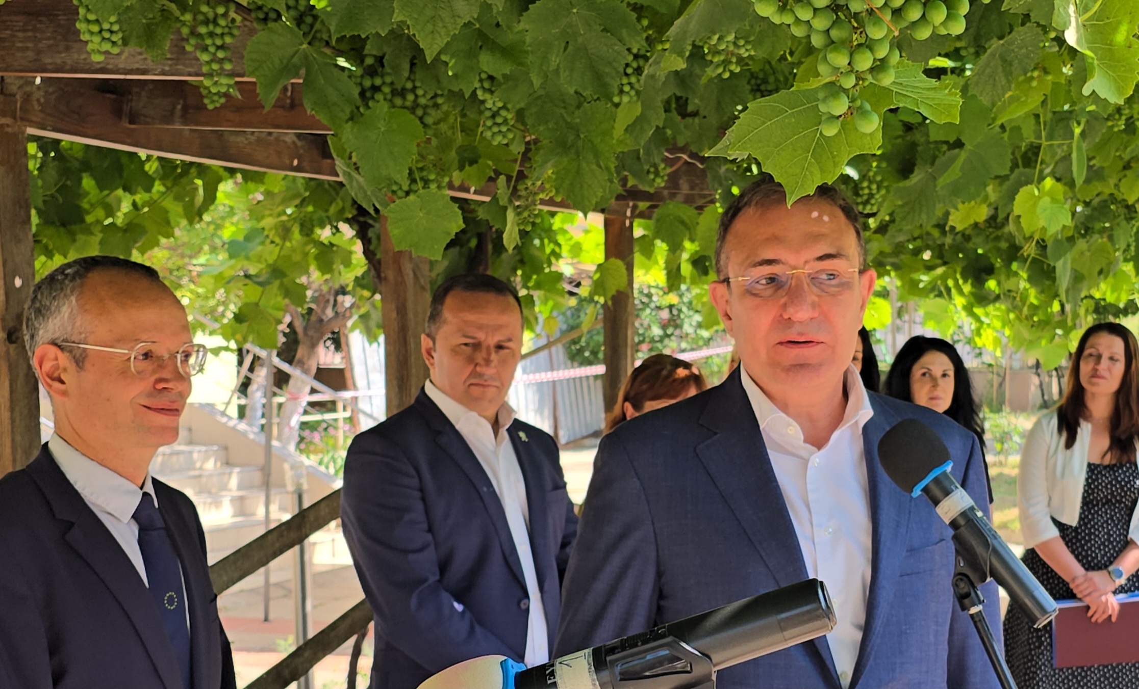 Министър Гуцанов в Домa за стари хора в Благоевград: Трябва да се възползвате от вашите старини по най-добрия начин