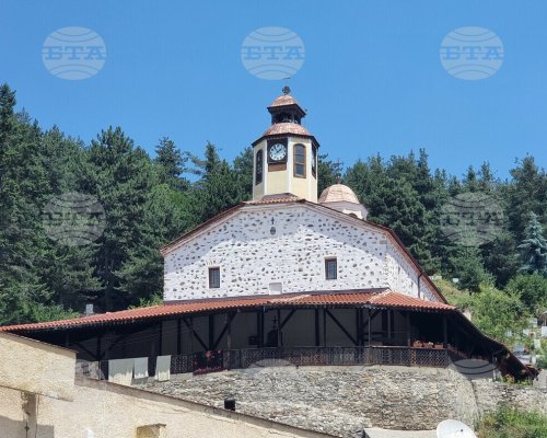 Продължава обновяването на храм  Свети Георги  в Белица с ремонтни дейности на купола