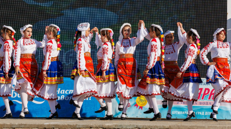 Над 1500 участници на фолклорния фестивал Рила ни гледа в Дупница