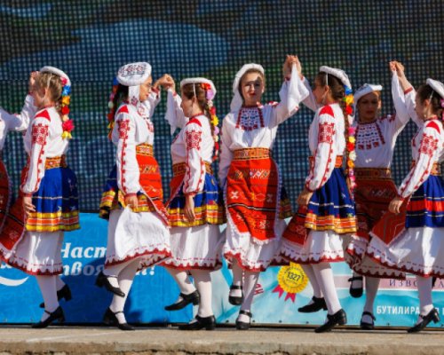 Над 1500 участници на фолклорния фестивал Рила ни гледа в Дупница