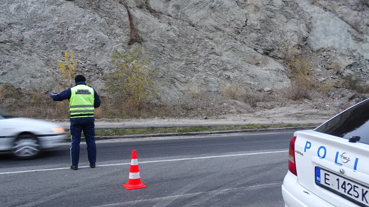 ТИР разсипа товара си върху джип, двама души са в болница ТИР разсипа товара си върху джип, двама души са в болница