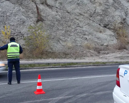 ТИР разсипа товара си върху джип, двама души са в болница