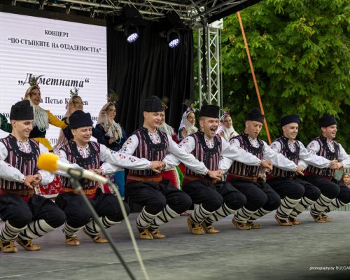Разлог засия в ритъма на традицията с XIV-ото издание на фестивала  На армане с тъпане