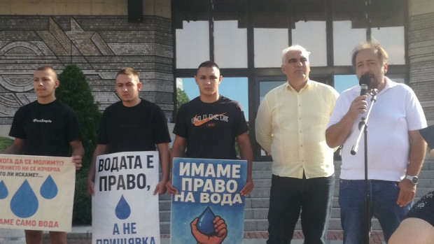 С грижа за хората: Кметът Първан Дангов подкрепи водния протест в Дупница, жена покани министър да влезе в дома и