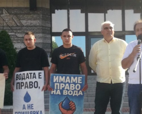С грижа за хората: Кметът Първан Дангов подкрепи водния протест в Дупница, жена покани министър да влезе в дома и