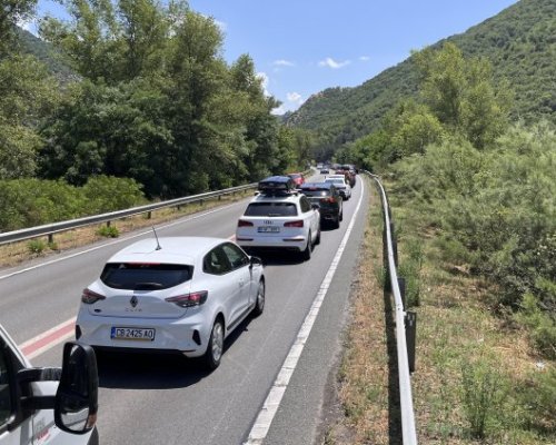 Пешеходна пътека създава километрично задръстване в Кресненското дефиле