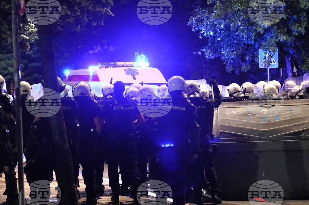 Общо 48 полицаи и 22 граждани са били ранени на протеста в Белград снощи