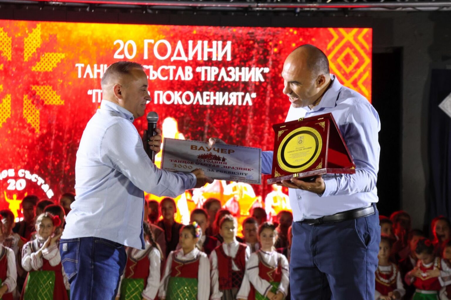20 години Празник -юбилеен спектакъл с български дух озари Летния театър в Сандански 20 години Празник -юбилеен спектакъл с български дух озари Летния театър в Сандански