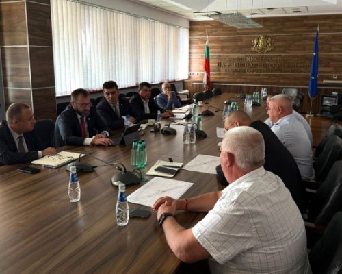Заради засиления трафик: Поставят временен светофар в Кресна