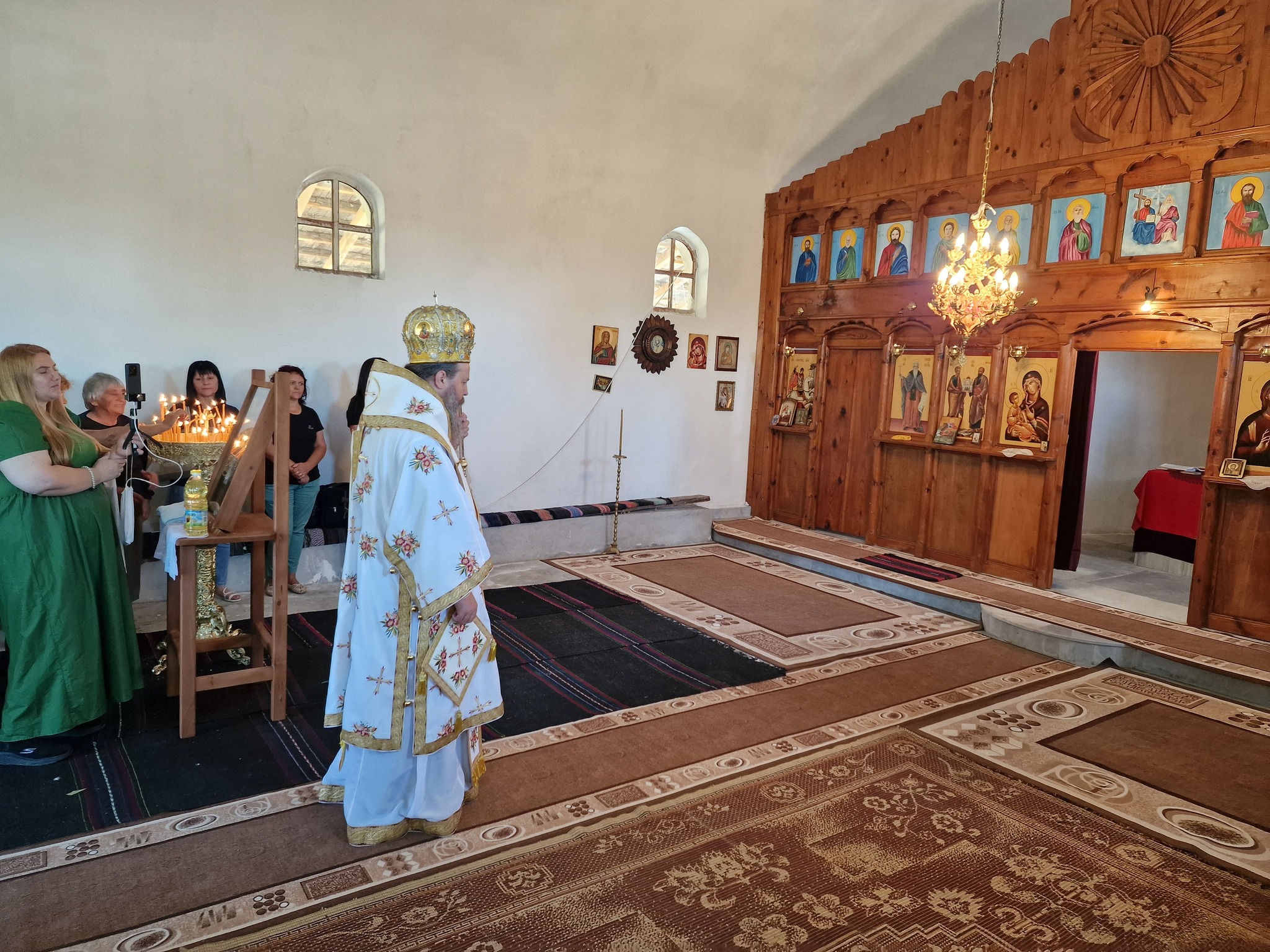 Владиката води служба за годишнина на храма на село Клепало