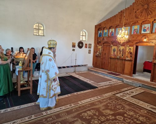 Владиката води служба за годишнина на храма на село Клепало