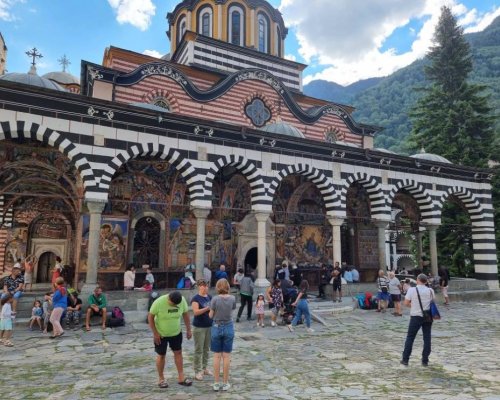 Рилският манастир тържествено отбелязва завръщането на чудотворните мощи на св. Йоан Рилски