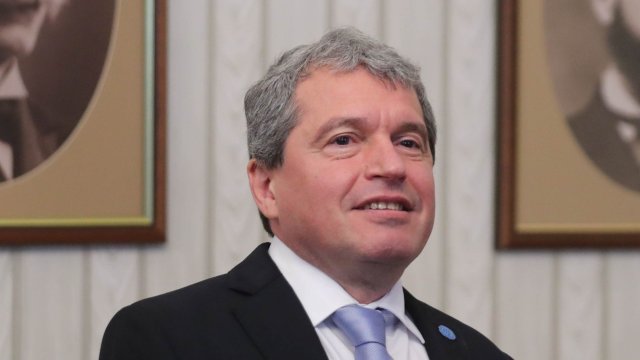 Мутра, простак, екземпляр: Депутати съсипаха Тошко Йорданов и поискаха оставката му Мутра, простак, екземпляр: Депутати съсипаха Тошко Йорданов и поискаха оставката му