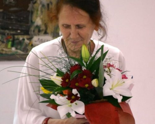 Когато я четеш, чуваш гласа и  : Бойка Асиова за паметта, думите и корените