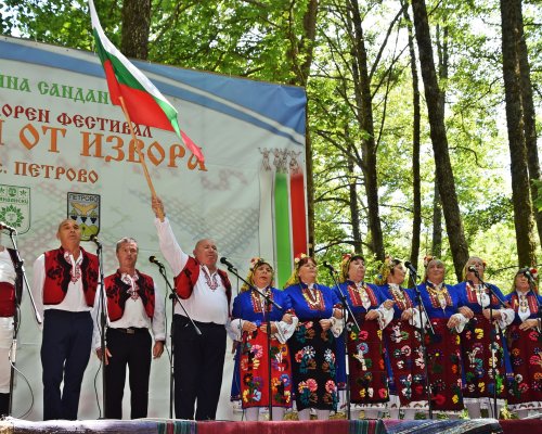 Над 200 самодейци огласиха с Песни от извора село Петрово