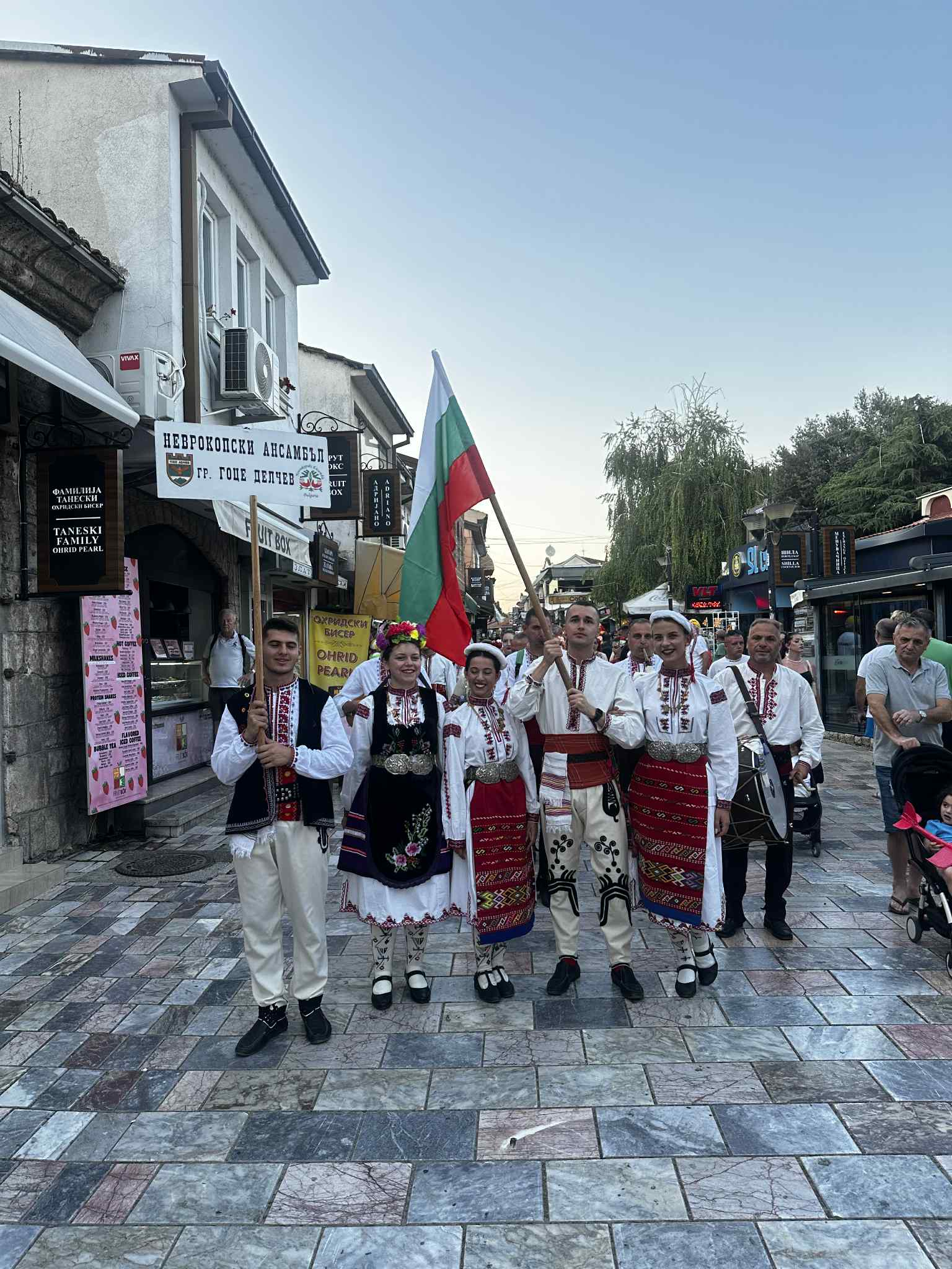 Неврокопският ансамбъл за народни песни и танци с участие в Балкански фестивал на народните песни и танци в Охрид Неврокопският ансамбъл за народни песни и танци с участие в Балкански фестивал на народните песни и танци в Охрид