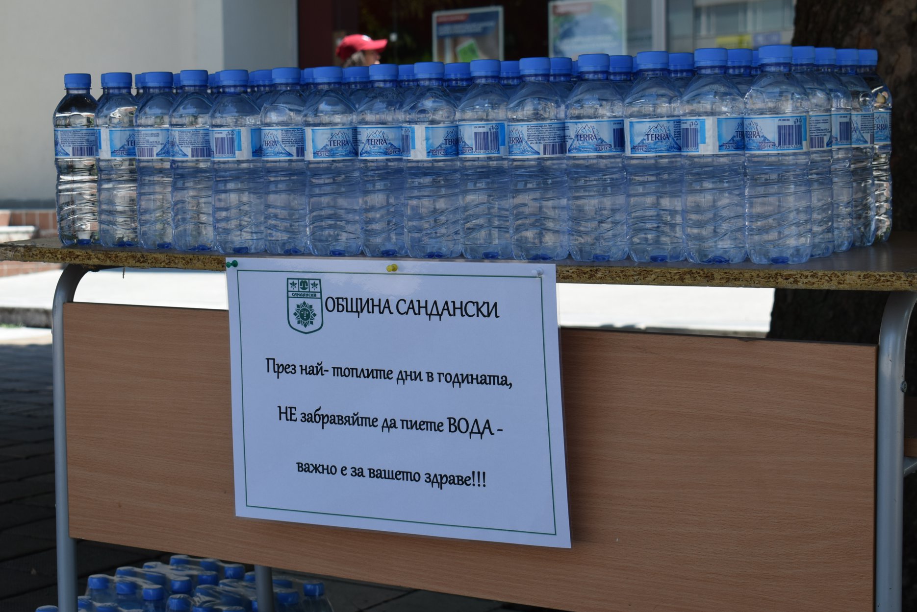 В Сандански раздават минерална вода в жегите