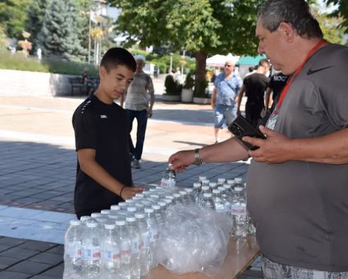 В Сандански раздават минерална вода в жегите