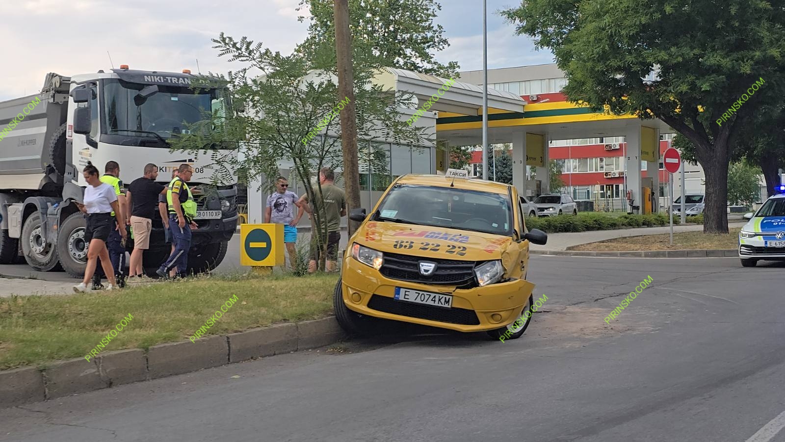 Такси се удари в камион край бензиностанция Круиз в Благоевград Такси се удари в камион край бензиностанция Круиз в Благоевград