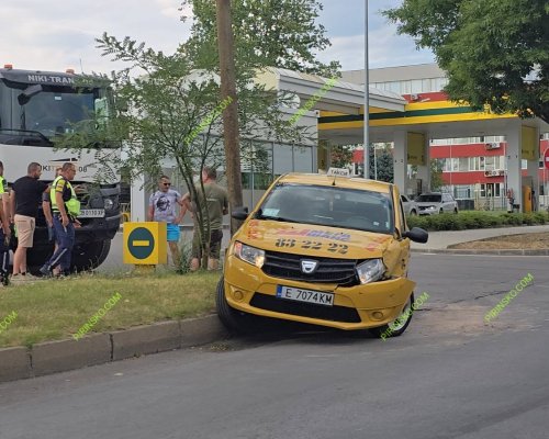 Такси се удари в камион край бензиностанция Круиз в Благоевград