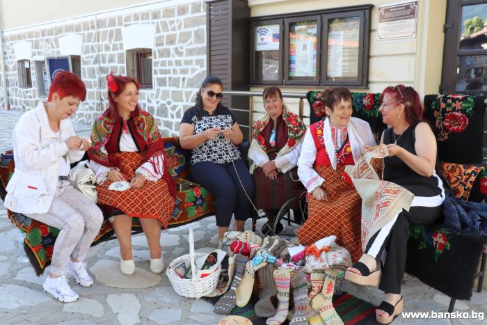 В Банско учат туристите да плетат, танцуват и да ваят глинени съдове