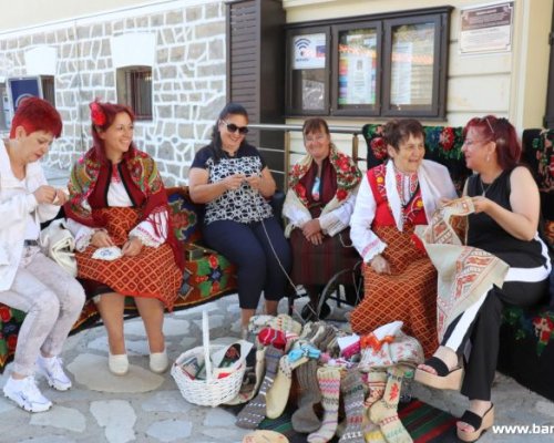 В Банско учат туристите да плетат, танцуват и да ваят глинени съдове