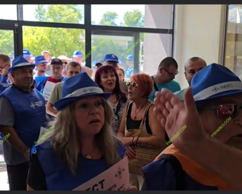 (ВИДЕО)Ескалация в Кресна: Протестиращите на Е-79 нахлуха в кметството