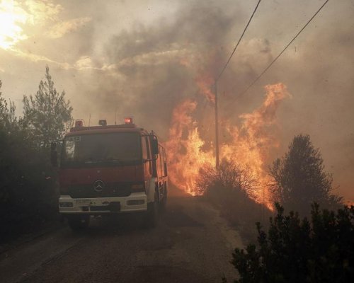 Остров Тасос е в пламъци, евакуират туристи